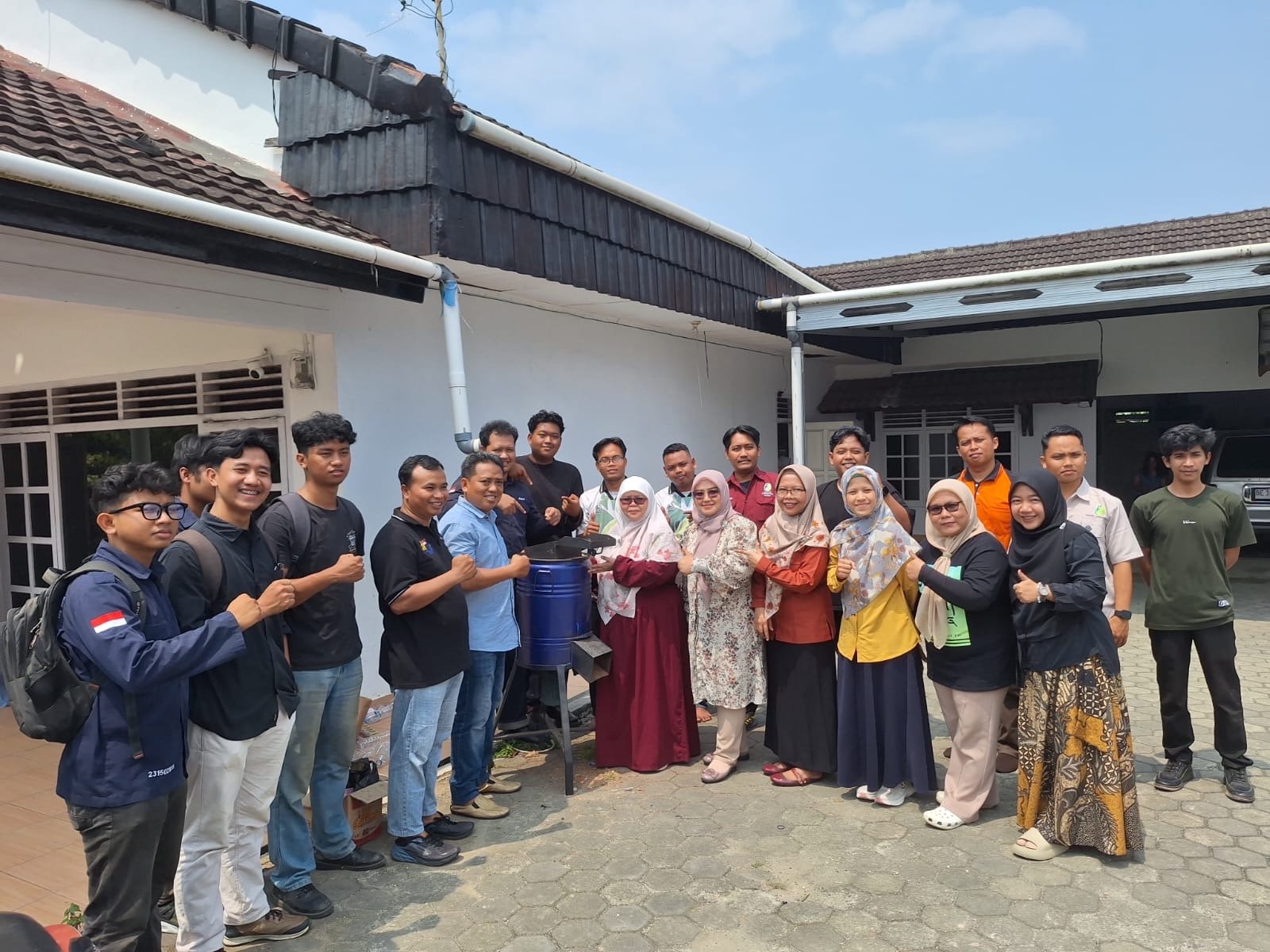 Dosen PKMU Unila, pegiat Inisiatif Lampung Sehat (ILS) dan peserta pembekalan usai berkegiatan. 