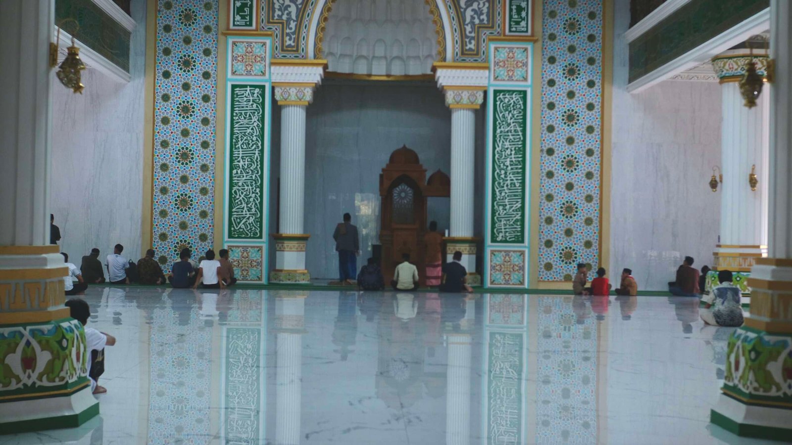 Jamaah yang silih berganti beribadah menyatu dengan kesyahduan interior Masjid Safinatul Ulum.