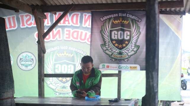 Kendati situasi driver ojek online sedang tidak baik-baik saja, Agus bersama rekan-rekan GOC-nya tetap saling menyemangati.