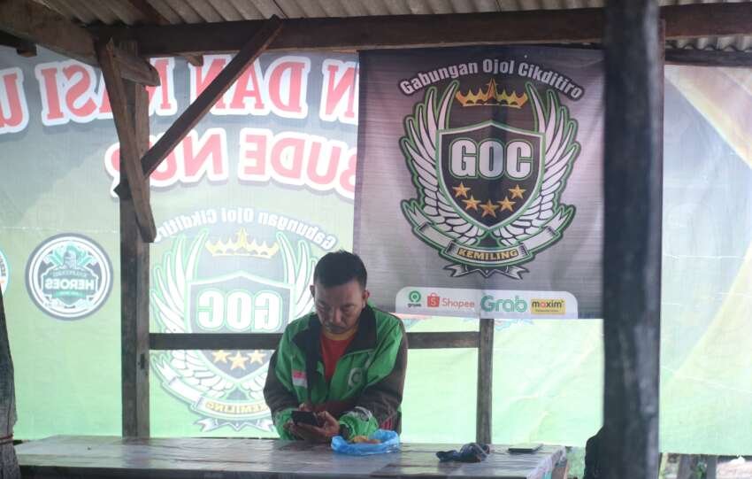 Kendati situasi driver ojek online sedang tidak baik-baik saja, Agus bersama rekan-rekan GOC-nya tetap saling menyemangati.
