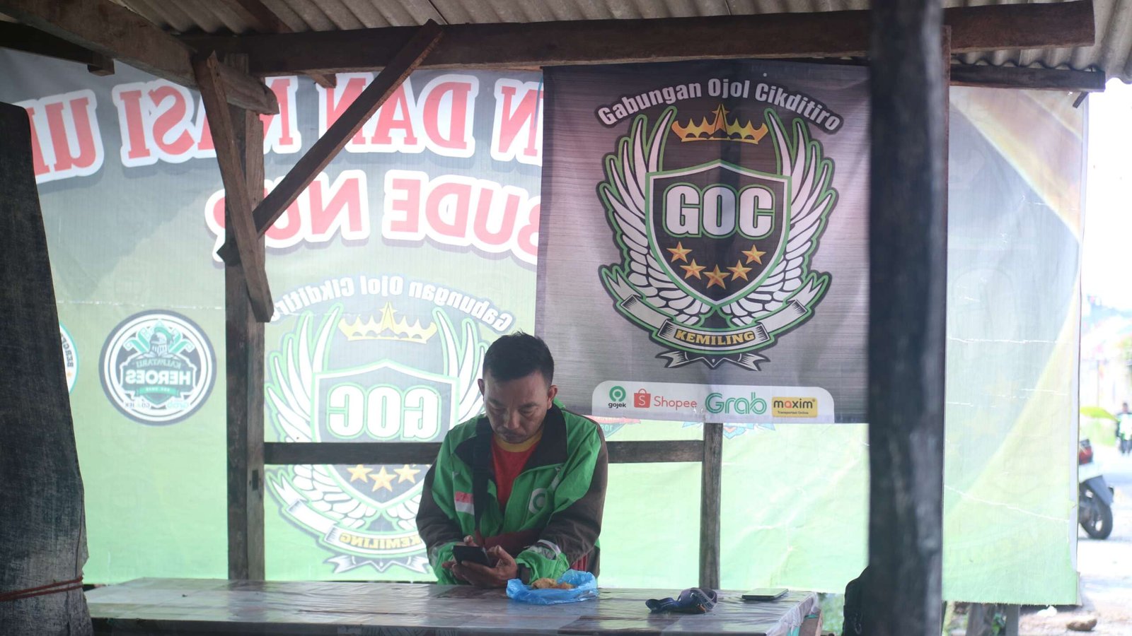 Kendati situasi driver ojek online sedang tidak baik-baik saja, Agus bersama rekan-rekan GOC-nya tetap saling menyemangati.