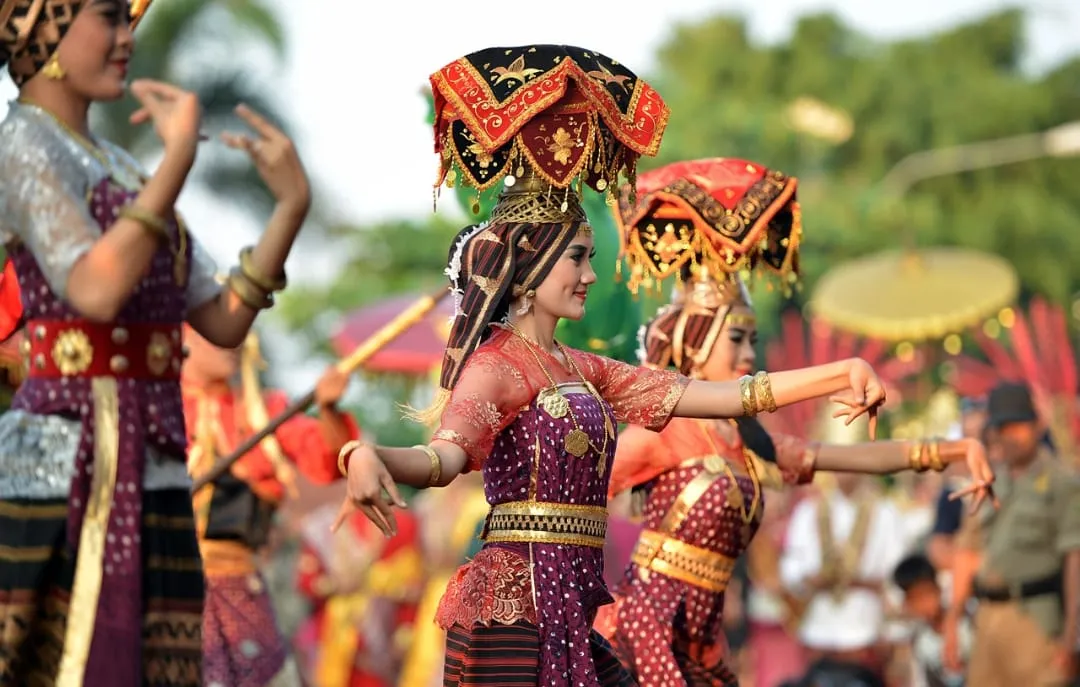 Pesona Lampung Tapis Karnaval menghibur warga yang berkerumun di sepanjang lintasan.(Foto: ist)