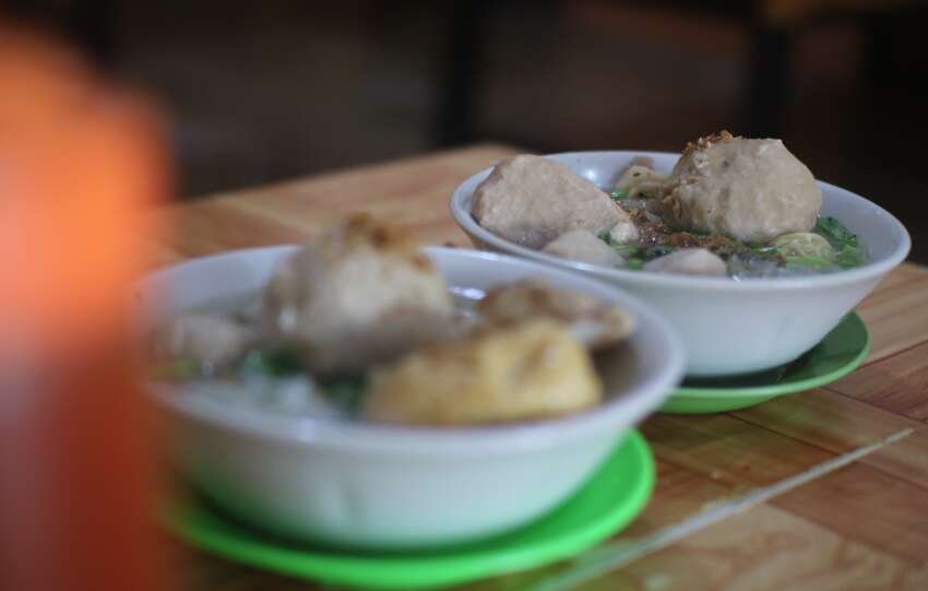 Mahal atau murah harga semangkuk bakso adalah relatif. Tapi cita rasa tak bakal bohongi lidah. (Foto: Notis)