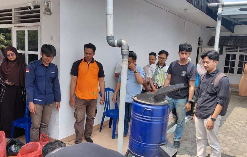 Edukasi pengelolaan sampah organik dan sampah plastik dianggap penting, namun jauh lebih bermanfaat bila dilanjutkan dengan penerapan.