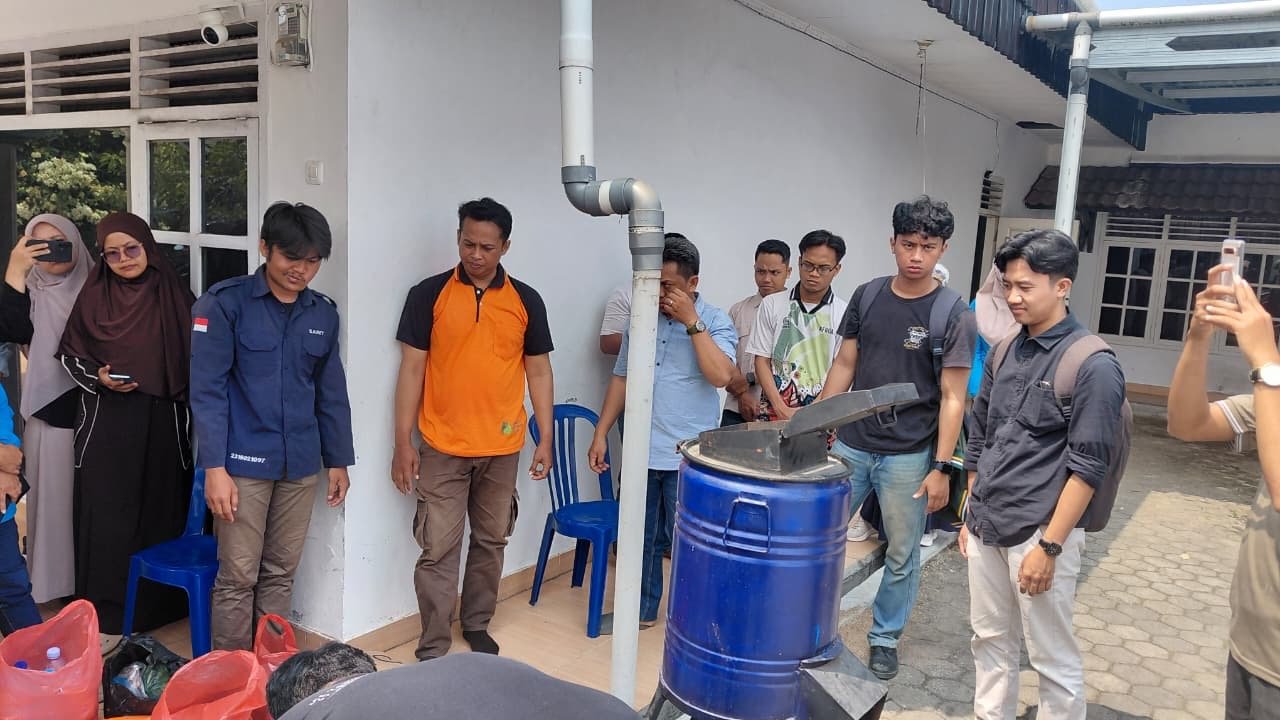 Edukasi pengelolaan sampah organik dan sampah plastik dianggap penting, namun jauh lebih bermanfaat bila dilanjutkan dengan penerapan.