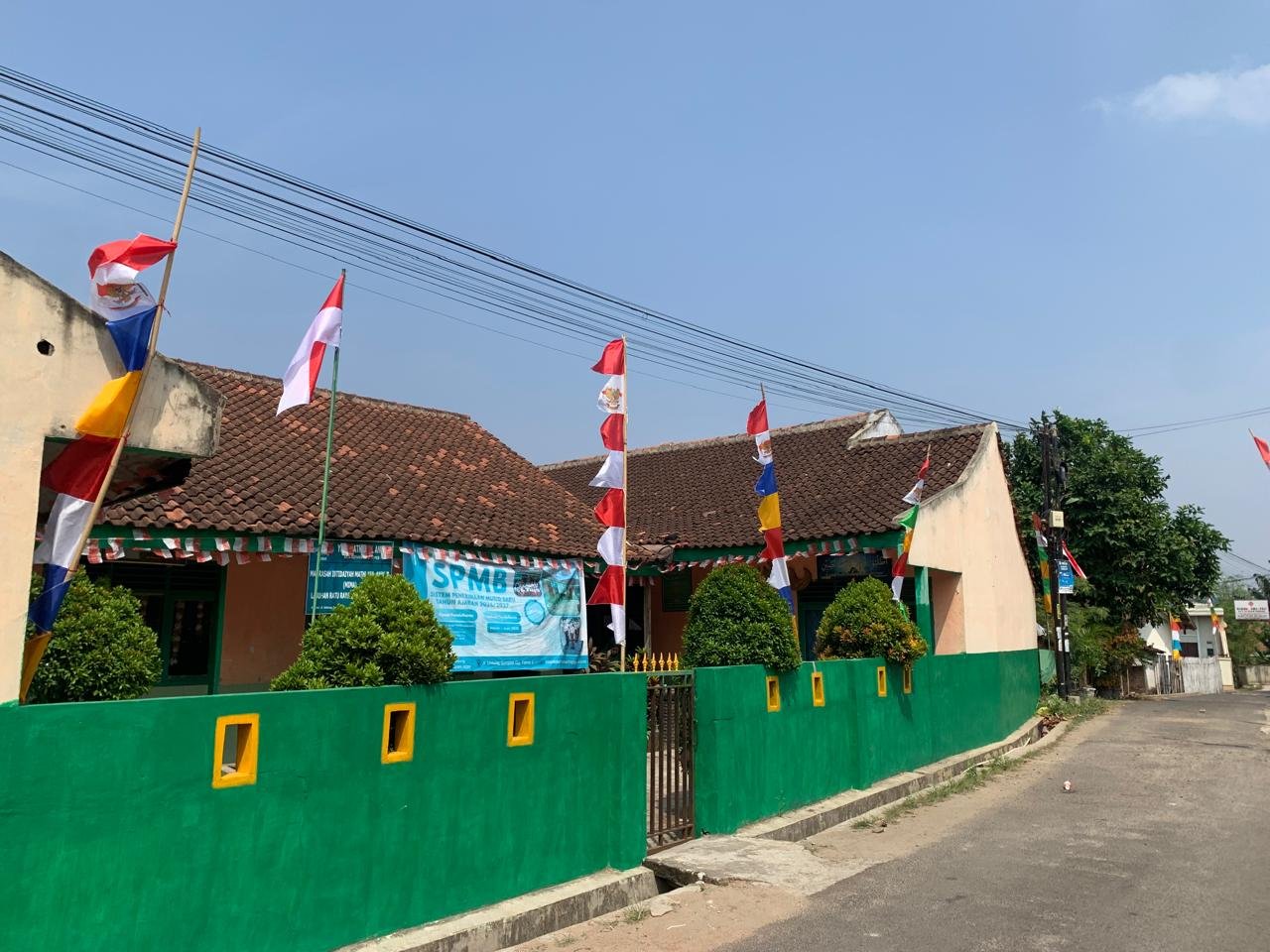 Madrasah Ibtidaiyah (MI) Mathla’ul Anwar, sekolah sederhana yang tetap menyemarakkan perayaan Hari Kemerdekaan. 