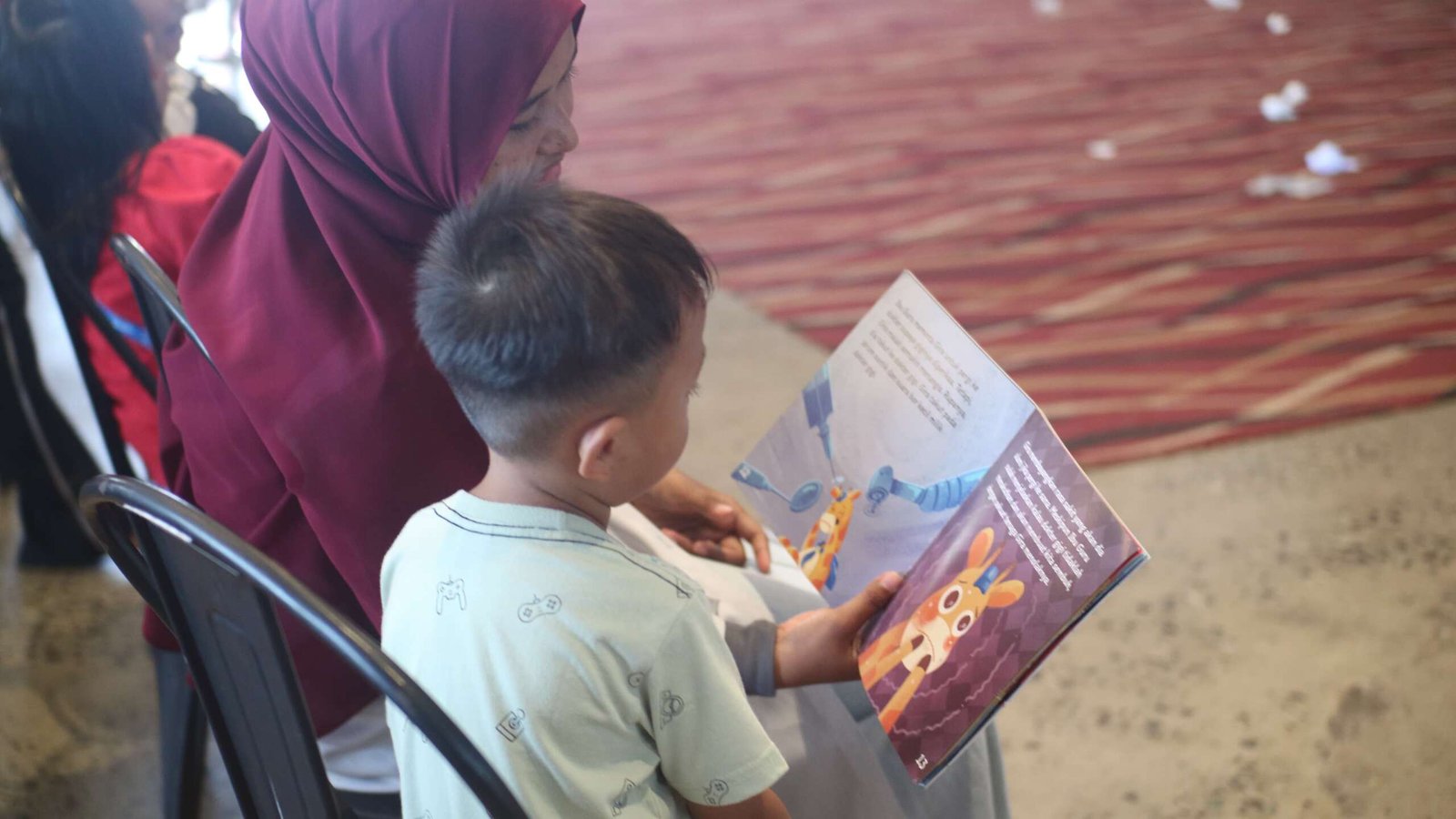 Pojok Baca yang disediakan Notis.co.id mengajak orang tua untuk melibatkan anak-anak membaca buku. 