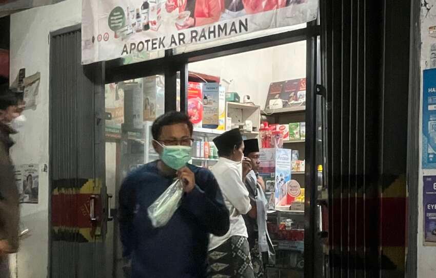 Sejak Sabtu (5 September 2026) malam warga Bandar Lampung memburu berbagai apotek untuk membeli masker. (Foto: Notis)