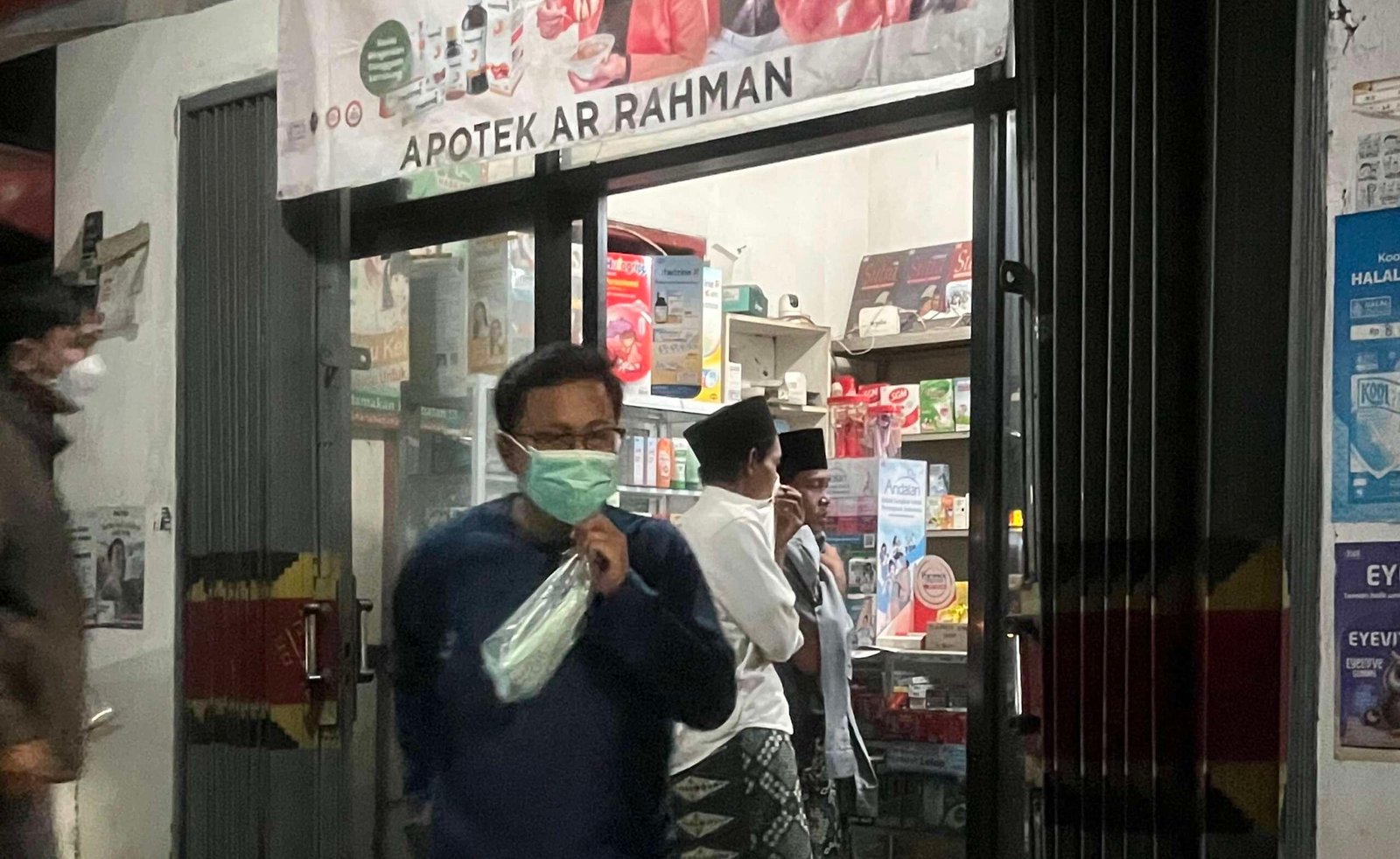 Sejak Sabtu (5 September 2026) malam warga Bandar Lampung memburu berbagai apotek untuk membeli masker. (Foto: Notis)