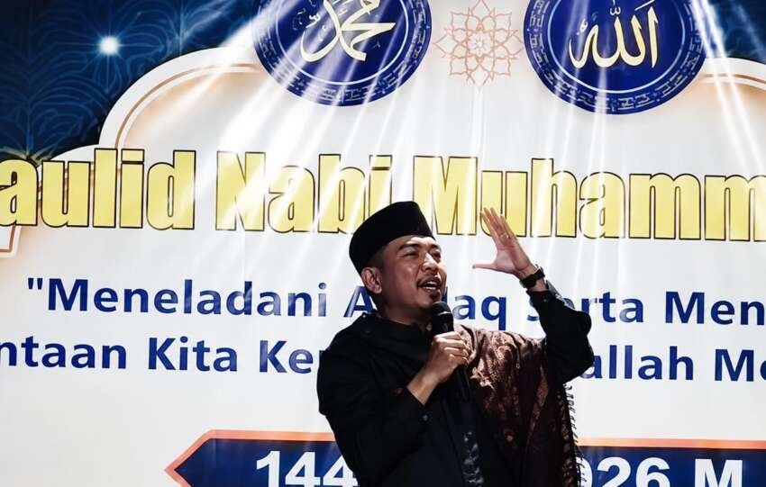 Ustadz Abdul Qodir Abdullah mengajak jemaah membiasakan lisan dengan hal-hal yang baik.(foto: ist)