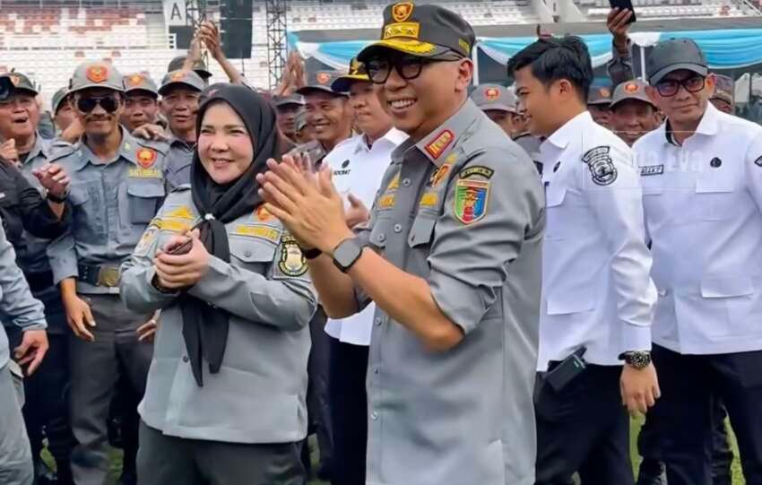 Gubernur Mirza dan Wali Kota Eva Dwiana membersamai personel Satlinmas Bandar Lampung. (Foto: ist)