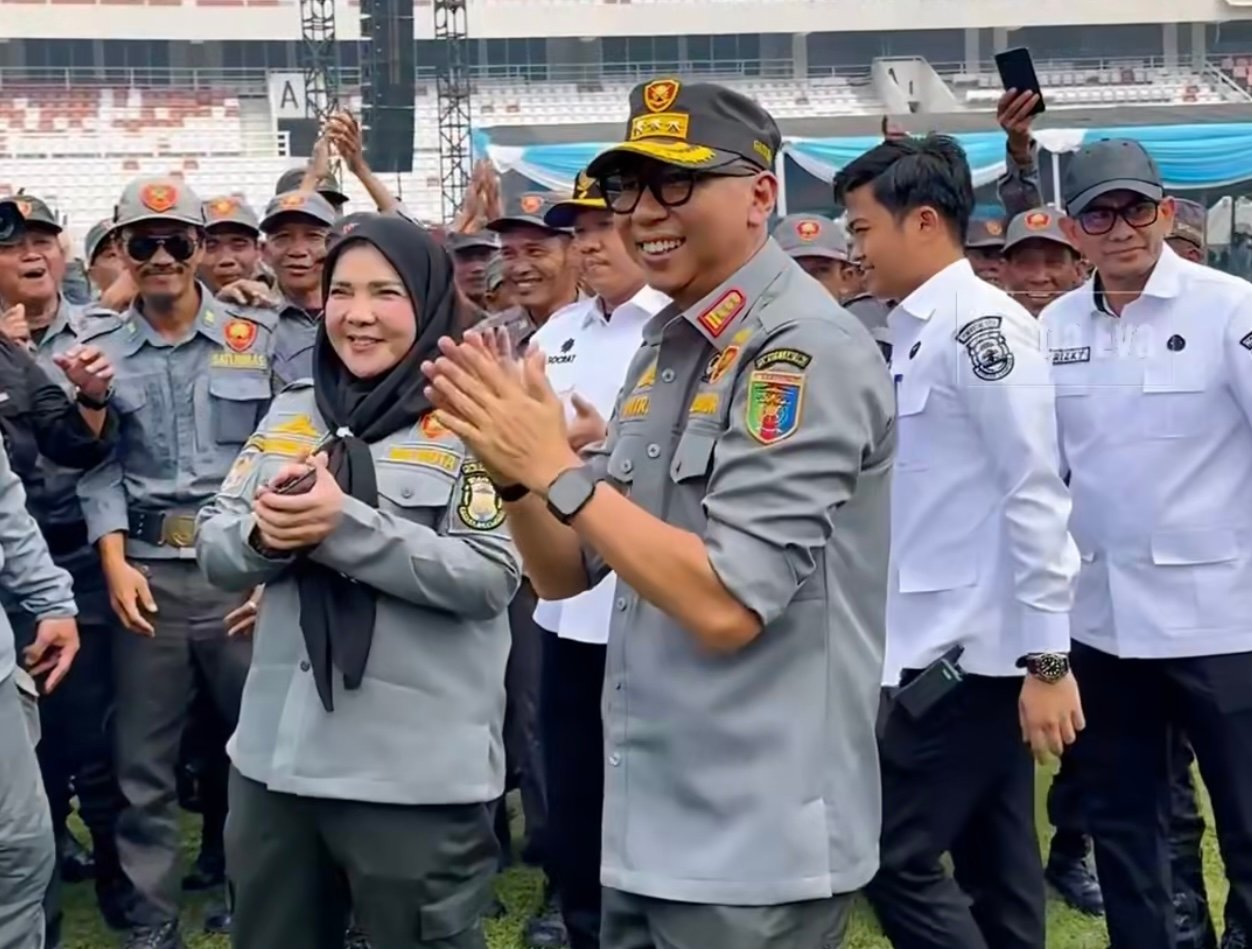 Gubernur Mirza dan Wali Kota Eva Dwiana membersamai personel Satlinmas Bandar Lampung. (Foto: ist)