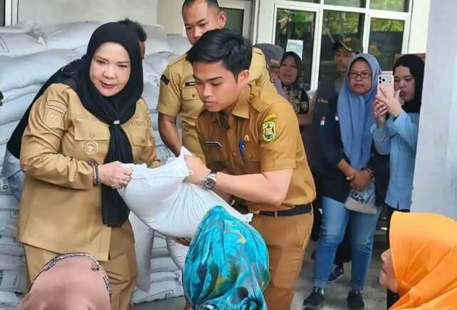 Wali Kota Eva Dwiana serahkan langsung bantuan beras ke warga.(foto: ist)