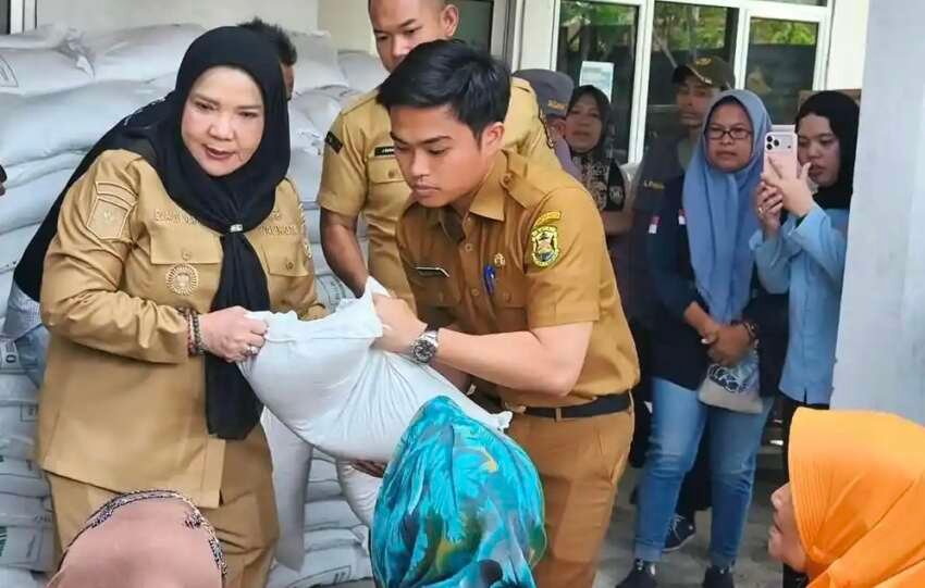 Wali Kota Eva Dwiana serahkan langsung bantuan beras ke warga.(foto: ist)