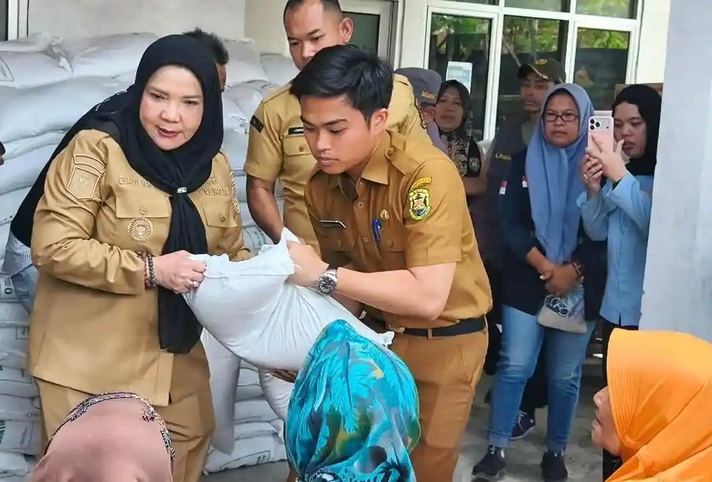 Wali Kota Eva Dwiana serahkan langsung bantuan beras ke warga.(foto: ist)
