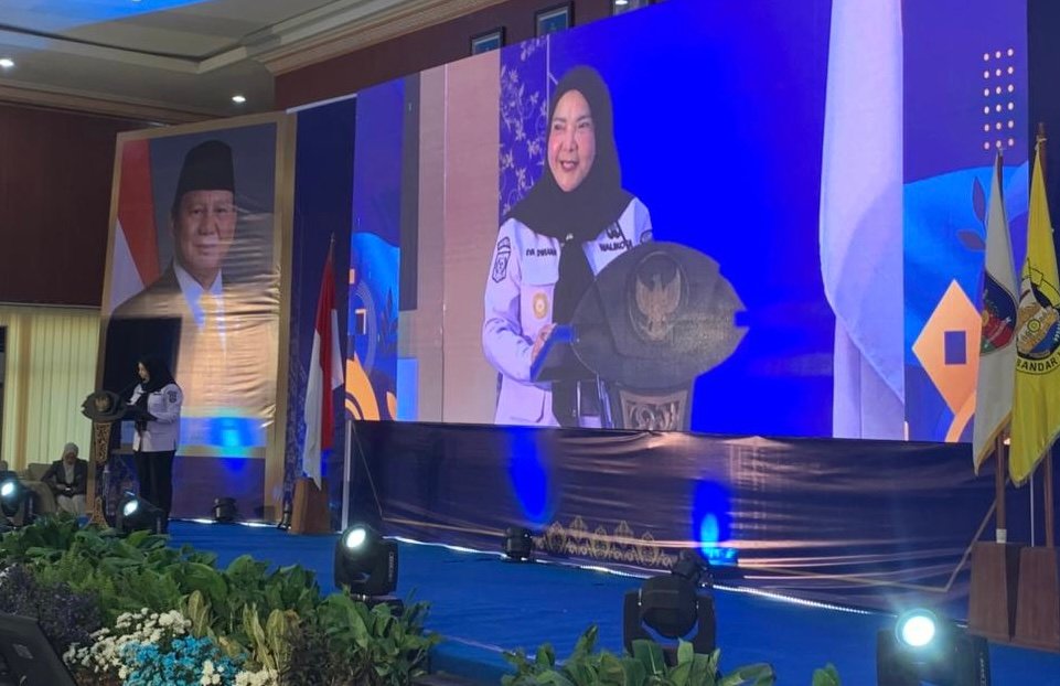 Wali Kota Eva Dwiana memberi sambutan sebagai tuan rumah penyelenggaraan seminar nasional KDKMPdi Bandar Lampung. (Foto: ist)
