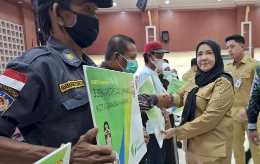 Wali Kota Bandar Lampung, Eva Dwiana, menyerahkan kartu perlindungan.(foto: ist)